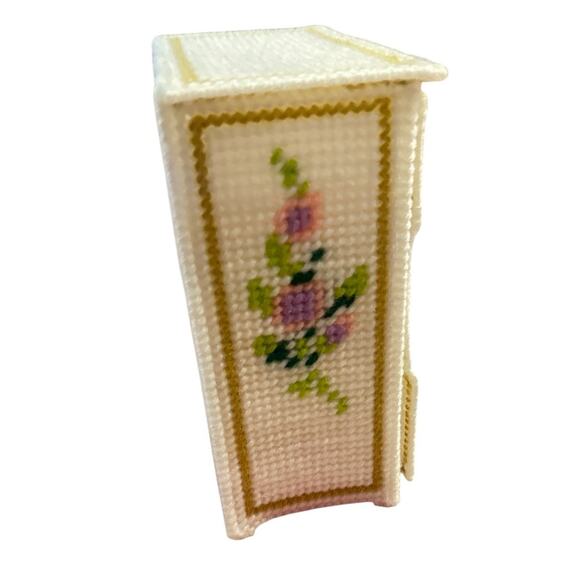 Vintage Handmade Needlepoint Crochet Doll Dresser Drawer Storage Decor Jewelry - Picture 6 of 8